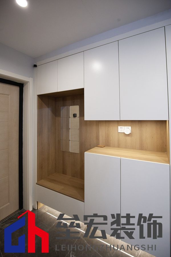 白色、木色與黑色演繹同一空間下的不同格調(diào)！