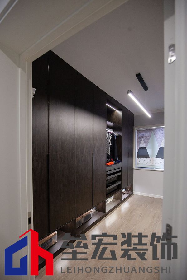 白色、木色與黑色演繹同一空間下的不同格調(diào)！