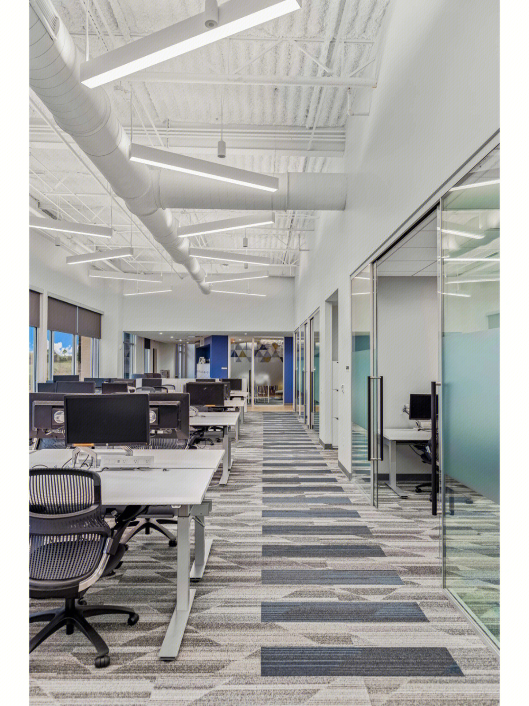 鹽城市市政府辦公室副秘書長(zhǎng)_辦公室裝修廈門_上海辦公室有人辦公照片