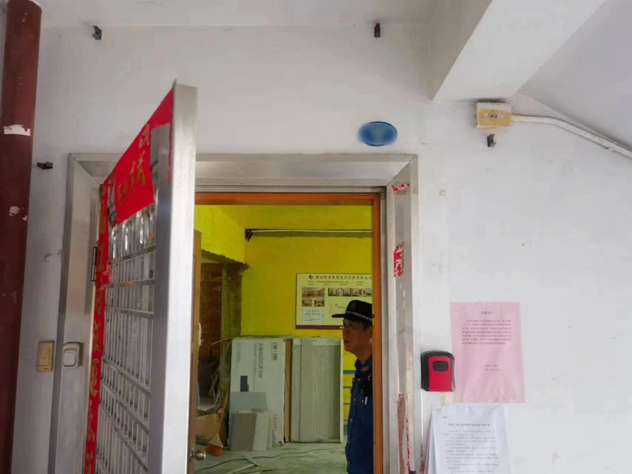 嘉蓮中隊(duì)執(zhí)法人員發(fā)現(xiàn)在禁止時(shí)段內(nèi)，存在室內(nèi)裝修擾民行為。思明城管局供圖