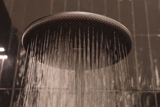 圖片包含 室內(nèi), 照片, 桌子, 火車描述已自動(dòng)生成