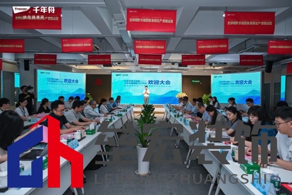 一群人站在桌子邊 AI 生成的內(nèi)容可能不正確。