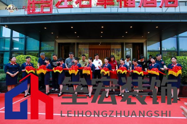 左右家居董事長(zhǎng)黃華坤攜眾領(lǐng)導(dǎo)、嘉賓進(jìn)行剪彩